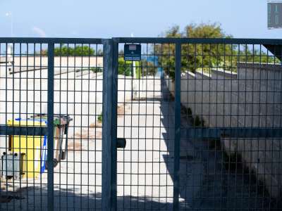 Raggiungere direttamente le calette di Torre a Mare � impossibile, visto che le strade per arrivarci sono chiuse dai cancelli delle ville...